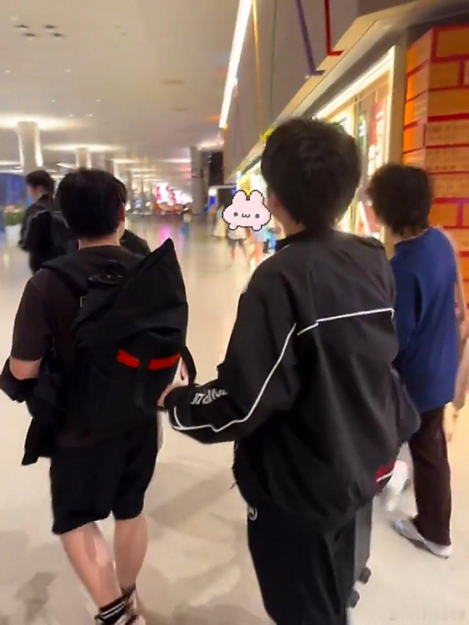 kpl小寒走路一直牵着小牛的书包带子哈哈哈爷爷带孩子这波完全对好吧！2026k