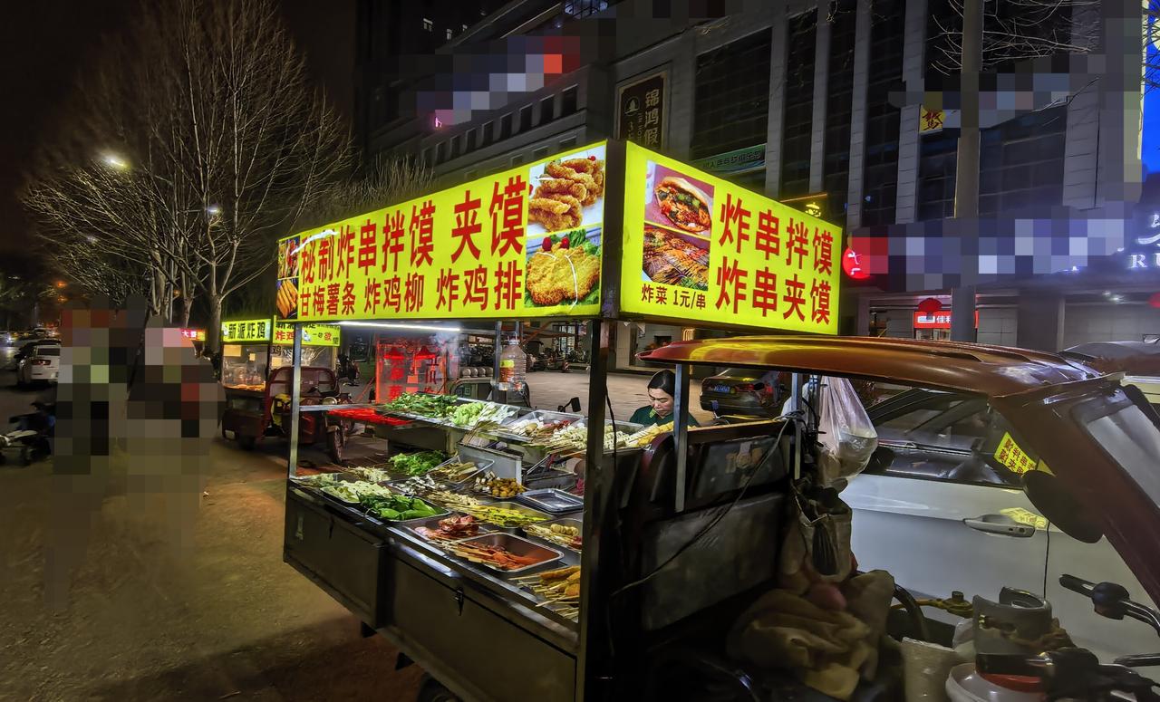 西安的路边摊为什么涨价了？经常在小区门口遇到一个卖炸串夹馍的大姐，今天晚上刚