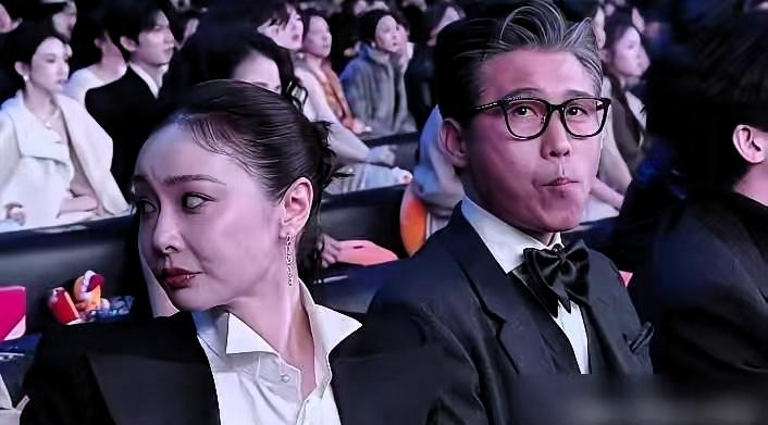 高叶从手包里摸出饼干那一刻，全场礼服都输了。微博之夜的焦点，意外落在了高叶