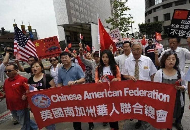 为何很多美国华裔不认同祖国，甚至争抢着反华？这么说吧，他们宁愿相信中国马上崩溃，