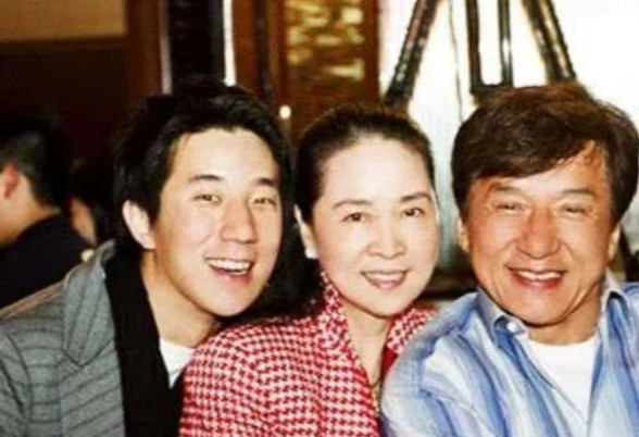 2014年，房祖名因为吸食du品被抓，成龙在看守所给了他两个大嘴巴子，房祖名的母