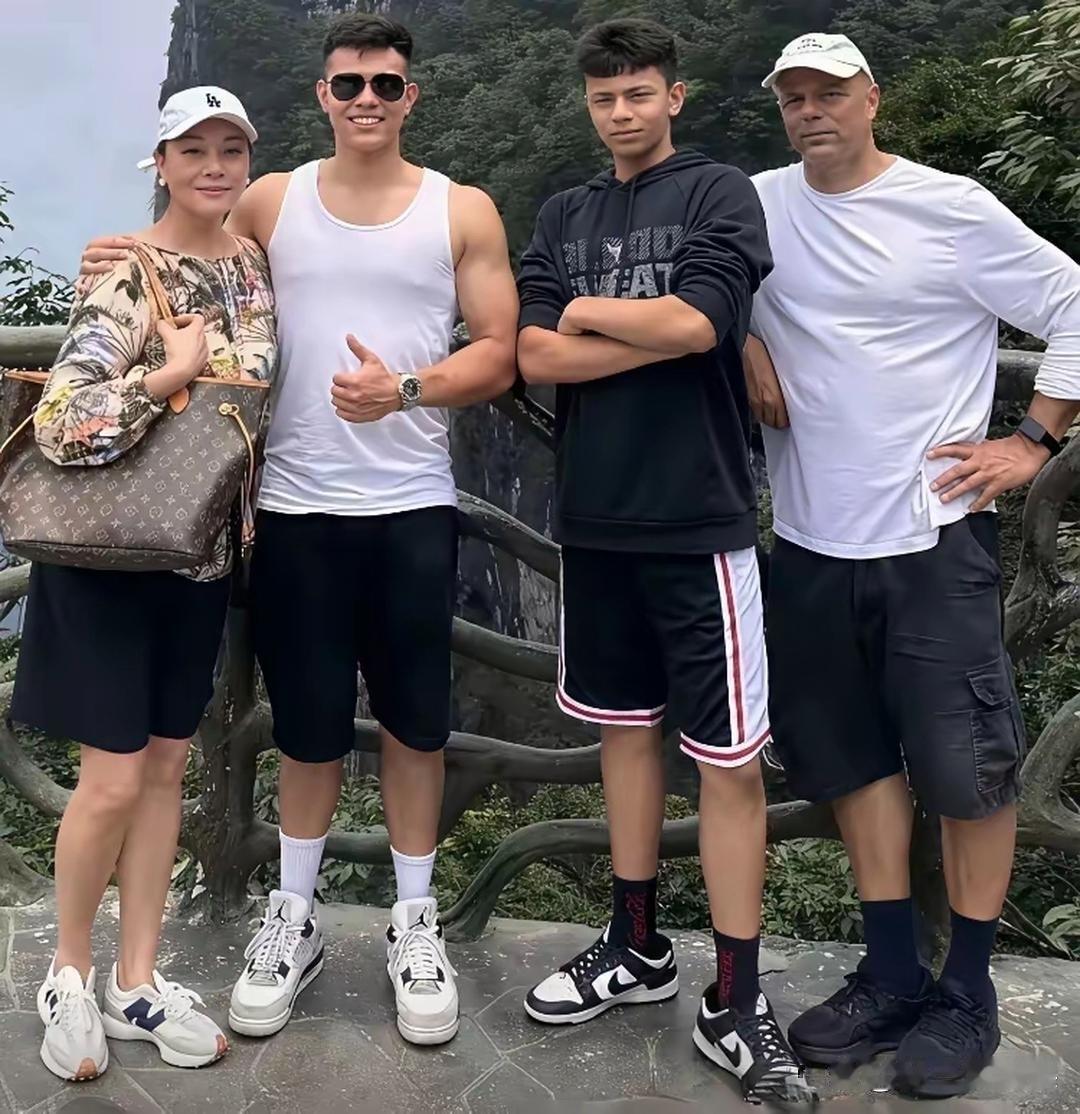 史可一家四口的合照，才发现她老公基因强大，两个儿子长得都像父亲，没一个像她！史