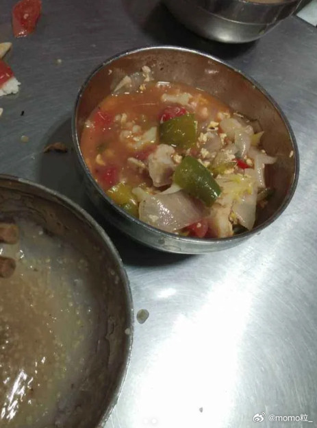 走读生带17份早餐买空包子的一天一点也不好笑！现在寄宿制的学校食堂全是僵尸肉、