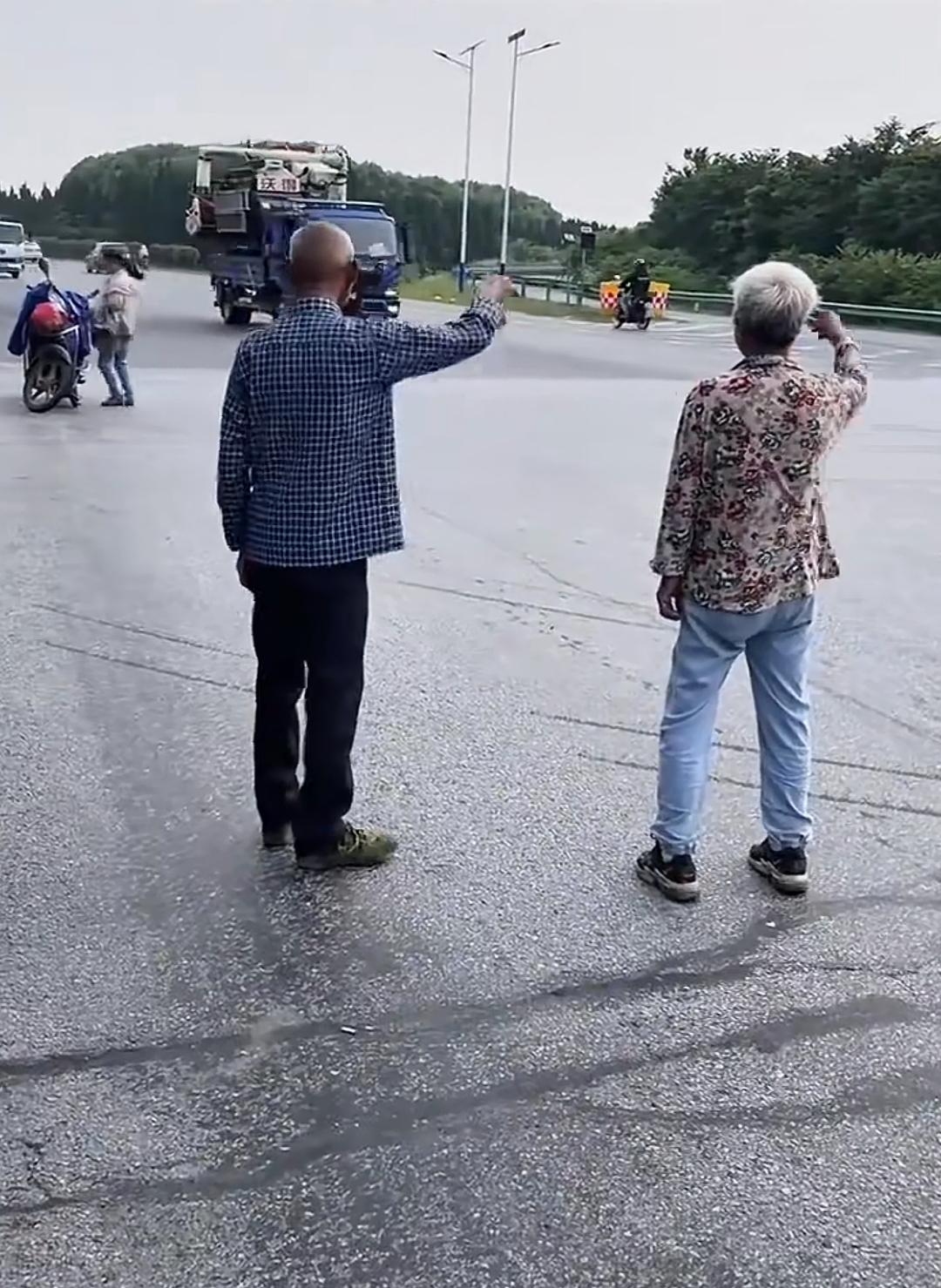 老两口拦了不知道多少辆载着收割机的车了，根本没人停！很多司机看都没看一眼！看