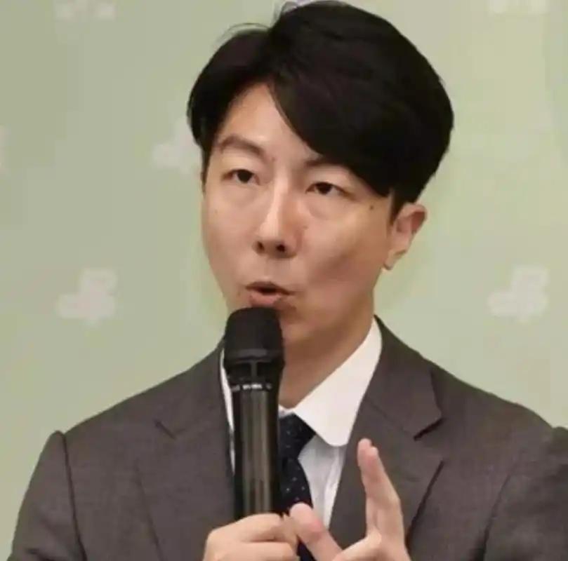 民进党发言人吴峥昨（16）晚在政论节目上，为了毒油事件与媒体人爆发激辩，过程中吴