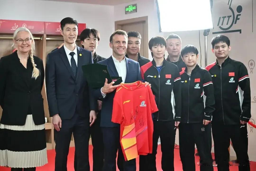 法国总统马克龙访问四川成都期间，来到四川省体育馆看望参加混团世界杯比赛的法国乒乓