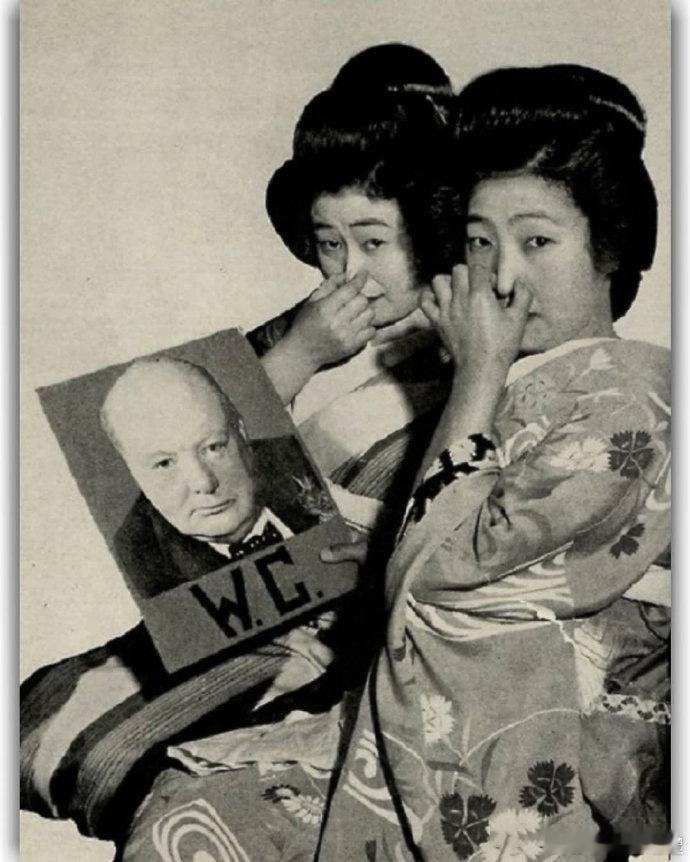 1941年，日本拍摄的反英反丘吉尔的照片。两名日本女子手拿写有WC字样的丘吉尔的