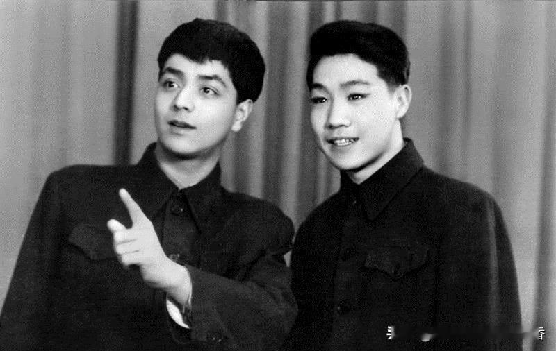 著名相声演员李金斗小时候长得浓眉大眼、五官立体，加之说话又有点大舌头，所以他小时