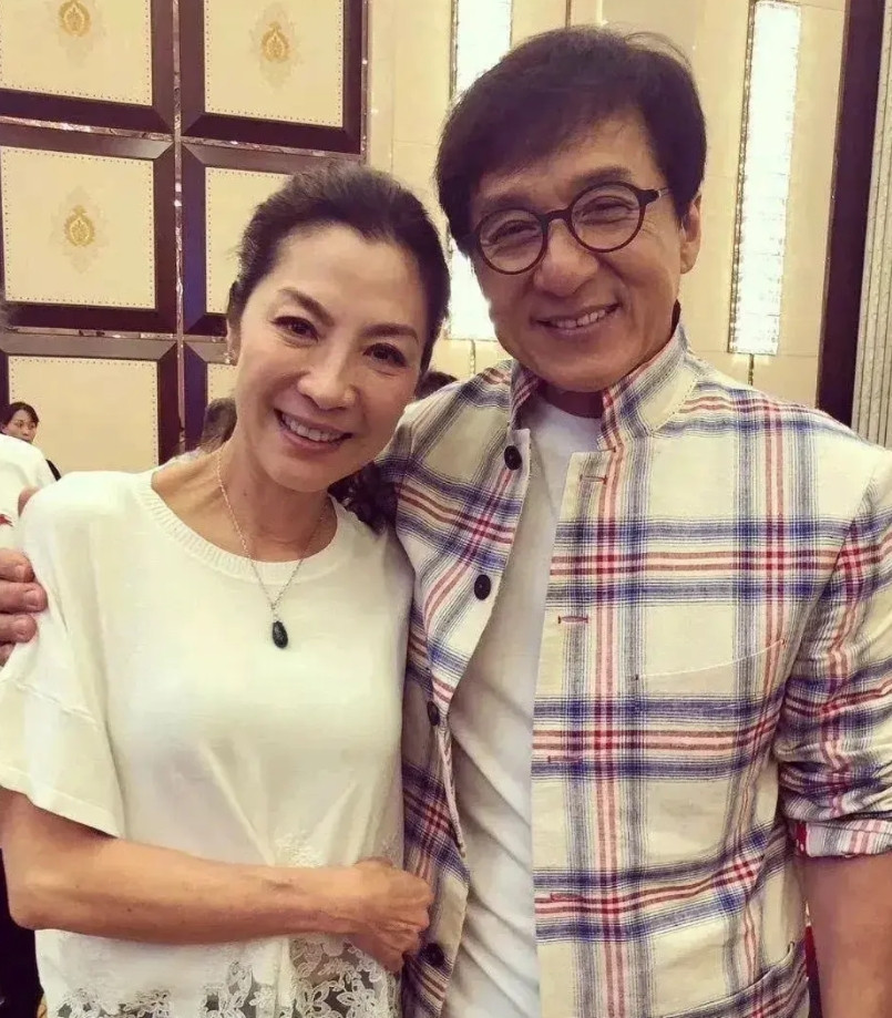 成龙宣布和杨紫琼将再次合作一部电影。一位70岁，一位63岁。不可能是拍爱情片啦。