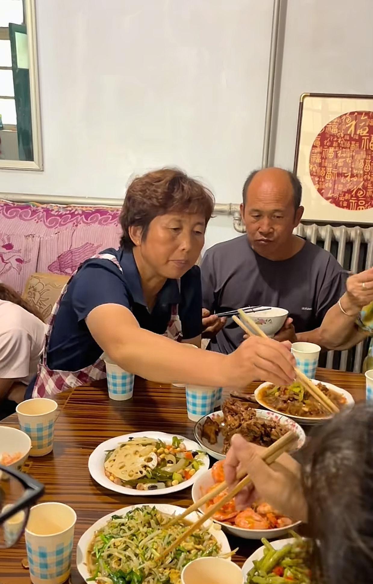 这农村傻大妮现在不管做什么大家都认为假！人设怎么变成这样！农村傻大妮今天干完农