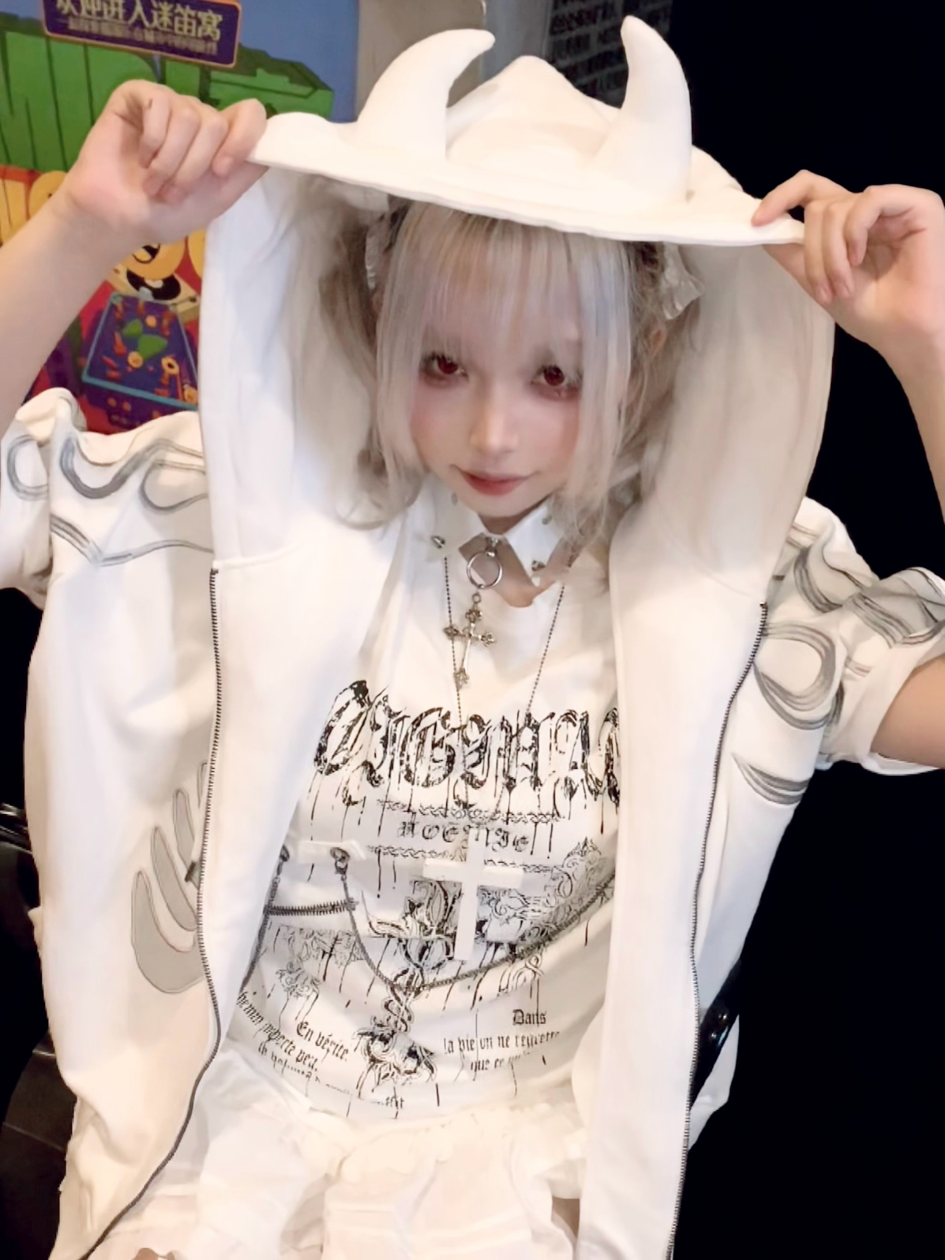 大大的恶魔角下还有小小的恶魔角​​​
