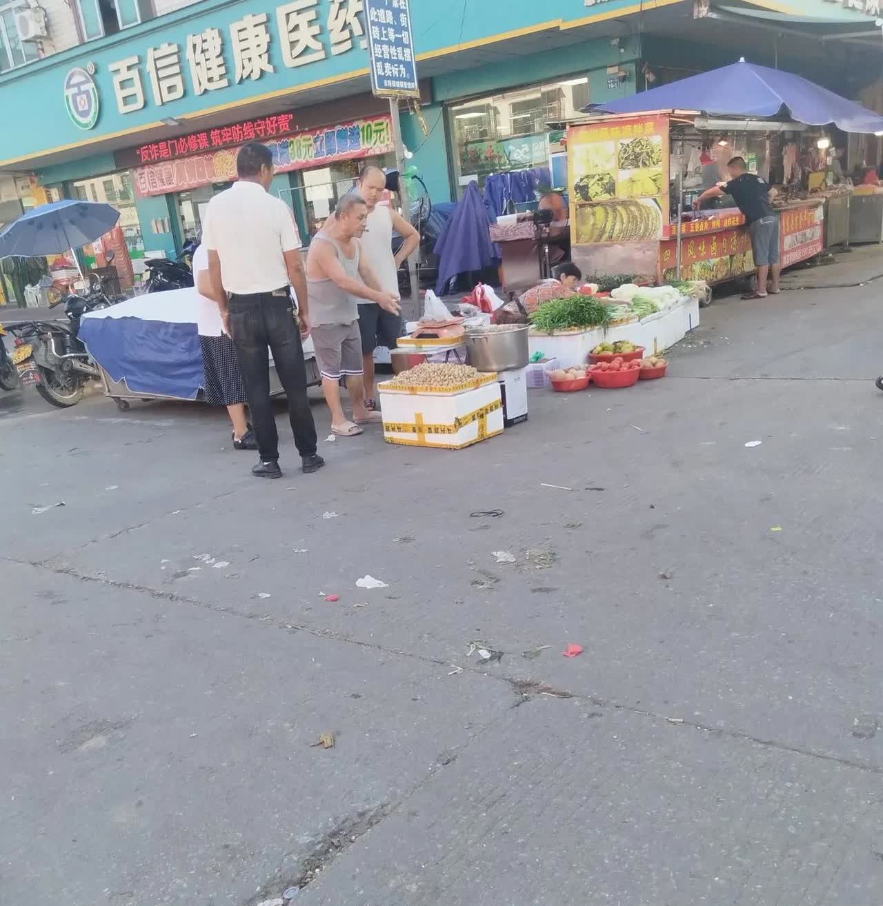 刚刚发生的事，你们说一说评一评谁对谁错！年轻的男子准备买煮好的花生，听老板说