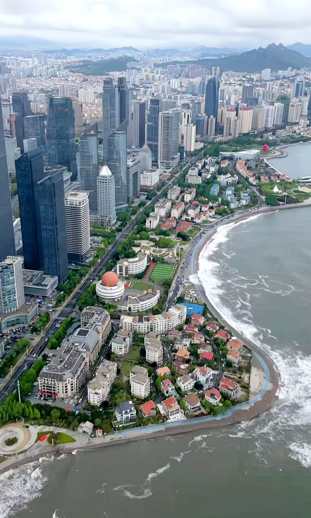 这应当是中国城市最美海岸线之一吧。太喜欢青岛海边这一排别墅区，面朝大海听涛涛海浪