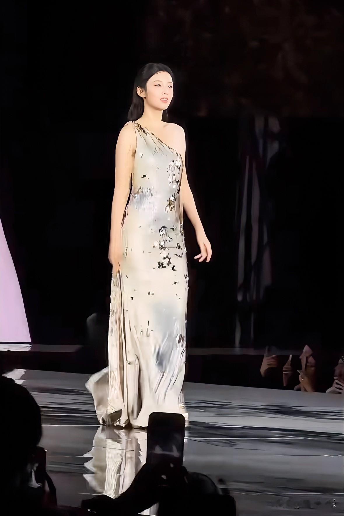 周也明明这么瘦，穿上礼服反倒一身肥美感！巴黎时装周周也登台走秀，生图一出来好多人讨论。周也本身是很瘦