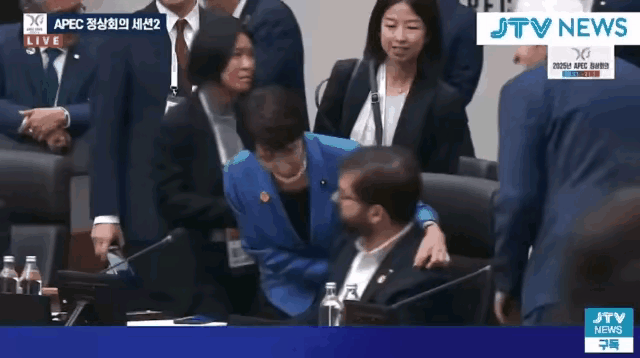 早苗搂着博里奇聊天，热乎劲非同寻常呀，搞得博里奇都有点不好意思了！