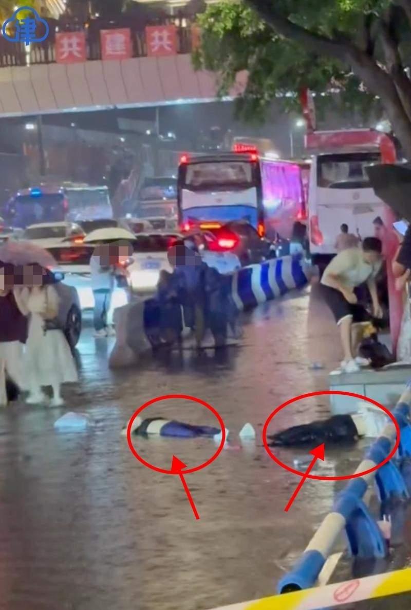 你永远不知道路边一滩水有多毒。重庆那天下暴雨，洪崖洞附近，一个18岁女孩跟着妈妈