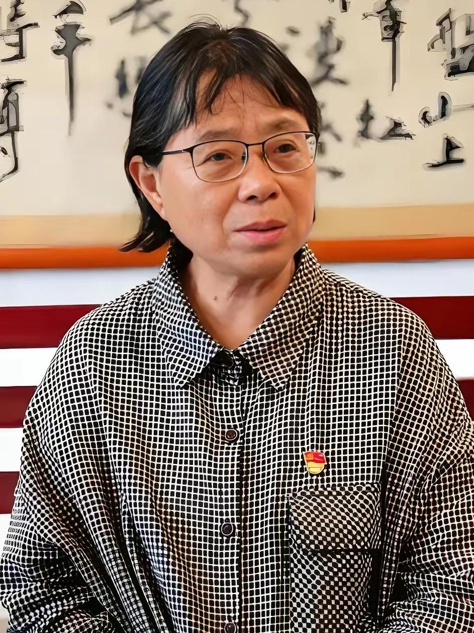 张桂梅终于能喘口气了谁能想到，这个把命都押在大山女孩教育上的67岁老太太，