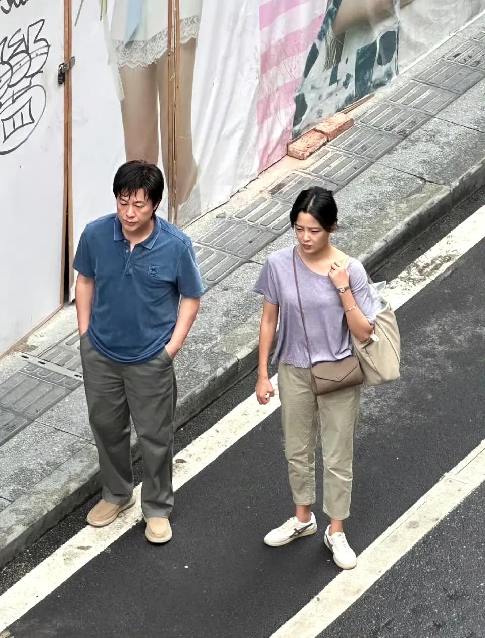 张颂文以前拍戏不敢谈片酬，给多少要多少，有了名气后，也坦诚谈收入：“一年三部戏，