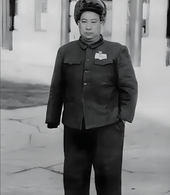 1938年，贺炳炎去收编一支民众自卫队，对方首领原是东北军出身，仗着手上