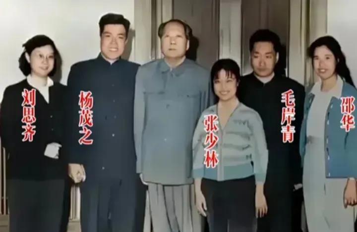1962年，刘思齐带着新婚丈夫看望毛主席，但从老人家的表情中可以看出，没有一丝笑