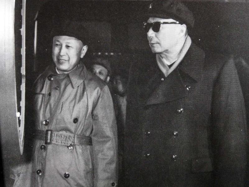 一次，钱学森来找聂荣臻汇报工作，聂荣臻看到他从一辆蓝色轿车上下来，就问秘书：“我