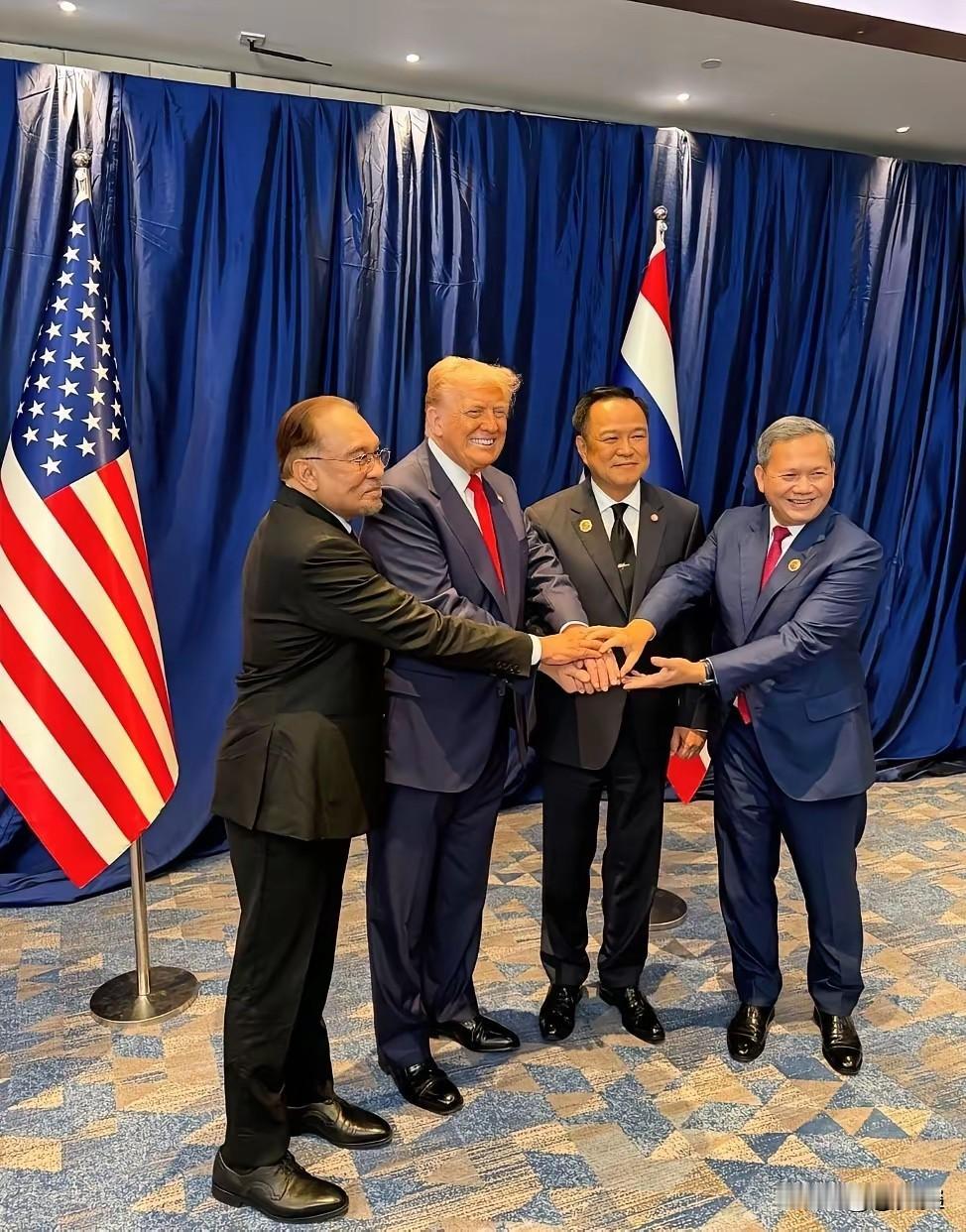 这就是东方智慧，国之生存之道也。笑容可掬的特朗普，承办东盟峰会的马来西亚总理安瓦