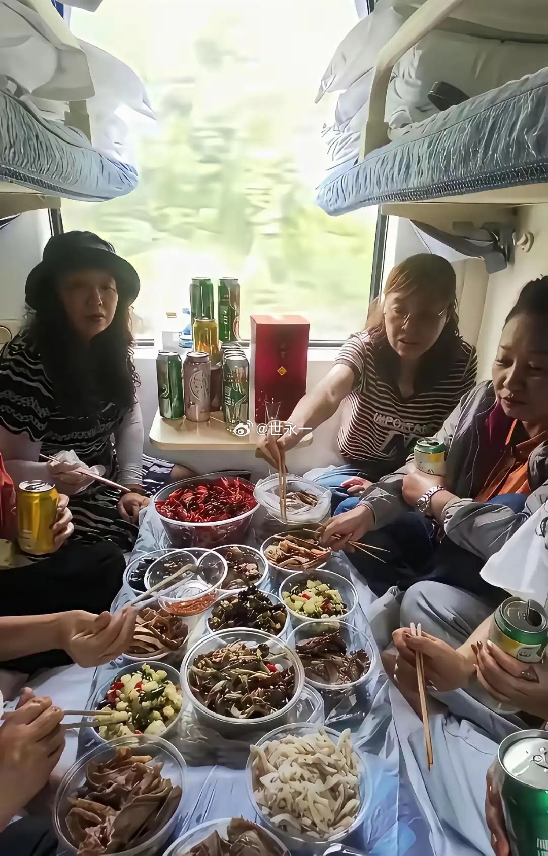 我猜测，她们都有退休金！