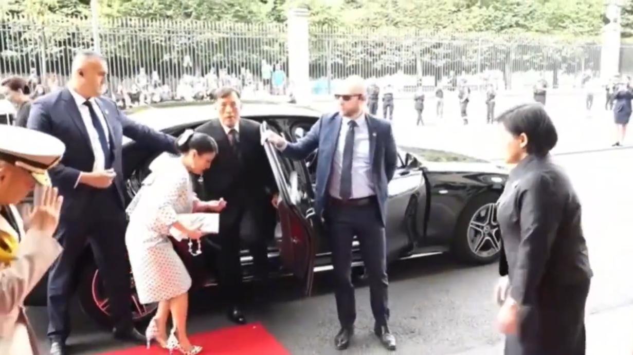 泰王专车抵达莫里斯酒店，思蕊梵恭迎国王陛下下车，女儿真是爸爸的贴心小棉袄！6月2