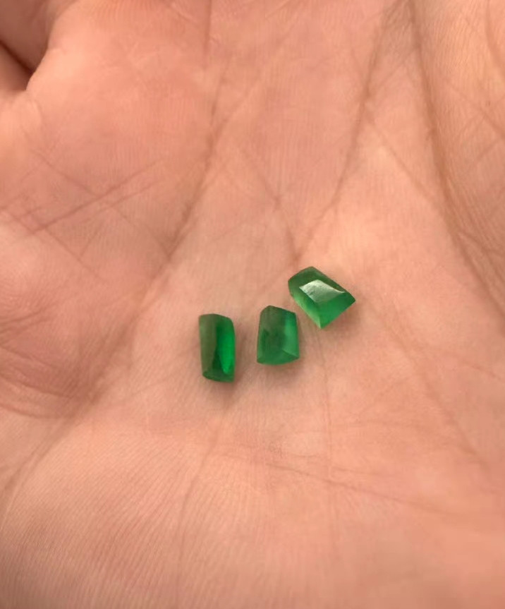 这三个色标级翡翠小碎碎冰是真的碎啊。干啥都不行，但是放着又好看，就这样拿出来看看