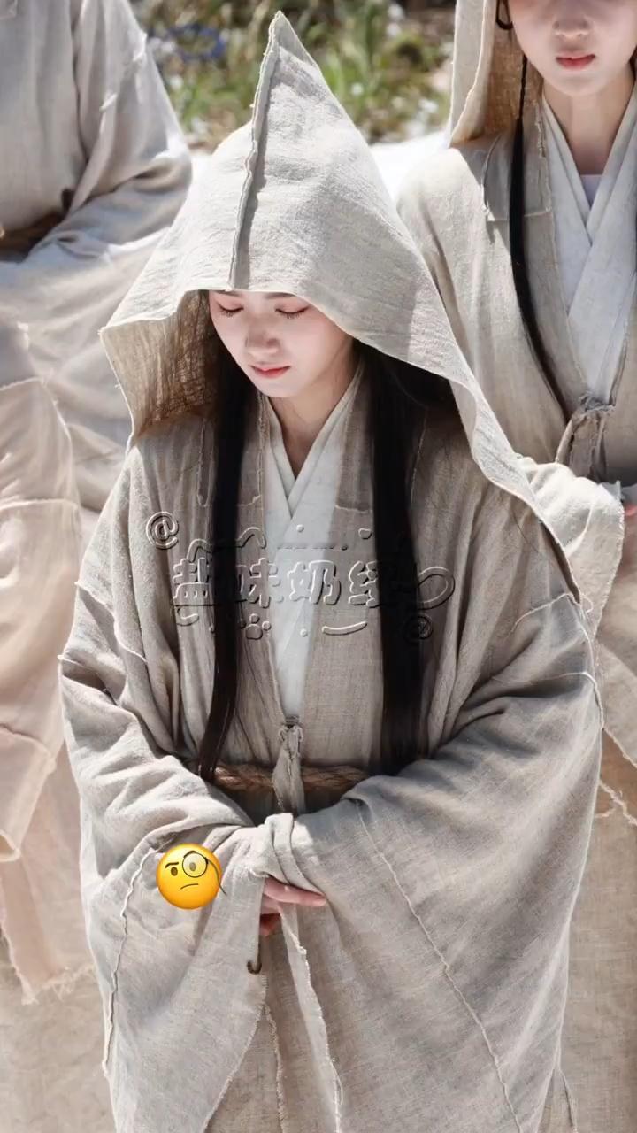 啊啊啊啊啊噜噜晓你袖子里有条大虫子！！还带着拍了好多照片😱😱卢昱晓袖子里有虫