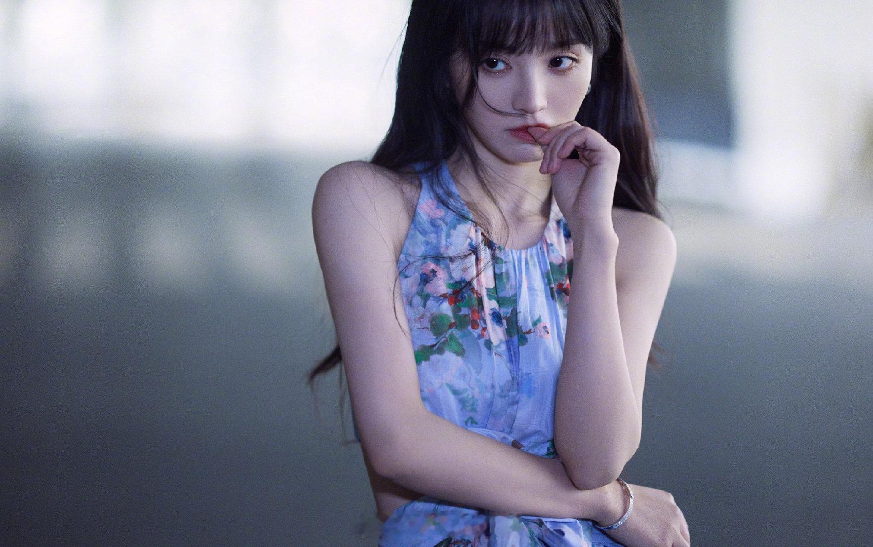 田曦薇被代拍吓到了田曦薇被代拍吓到后的反应，又怂又飒！甩袖子走路像魔童，萌翻我了