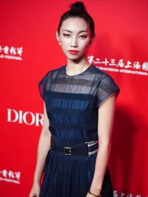 刚开始我还纳闷那尔那茜长成这样也能当演员？现在明白了原来她跟导演乌尔善是老