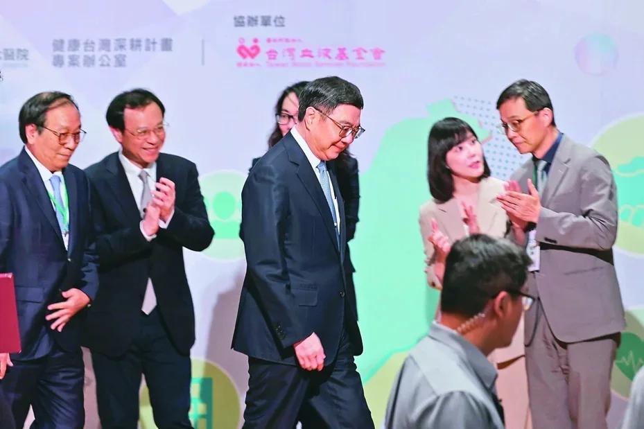 与在野党隔空交锋，卓荣泰呛声：未见县市用心查油台湾致癌油事件延烧，朝野昨日再度