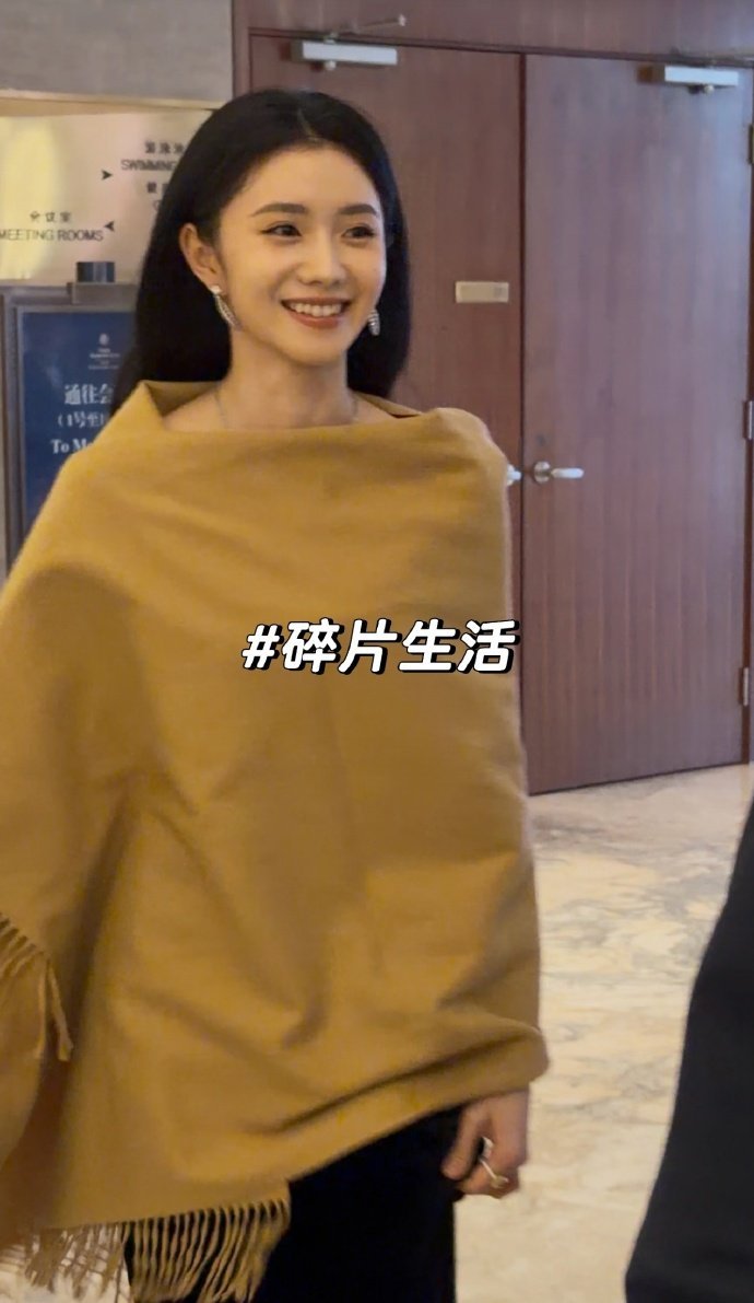 刘浩存撑伞神图有了刘浩存碎钻抹胸黑裙造型刘浩存撑伞神图有了，刘浩存碎钻抹胸黑裙