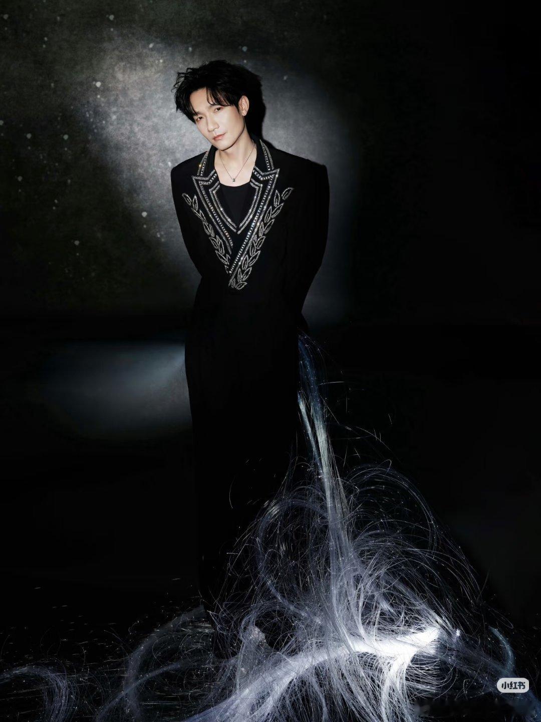 Balmain认领了。陈楚生身着BALMAIN2025秋冬系列一粒扣学院风水