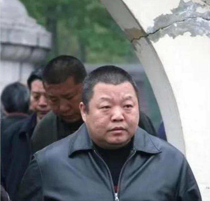 2018年，臧天朔临终前，屏退全部家人，包括他的妻子李梅，唯独留下了斯琴格日乐