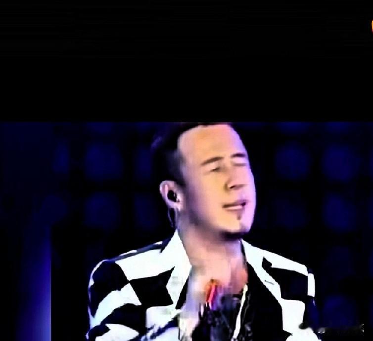 粉丝花钱买骂，著名男歌星人设崩塌近日公鸭嗓男歌星演唱会，门票打折卖不出去，现场