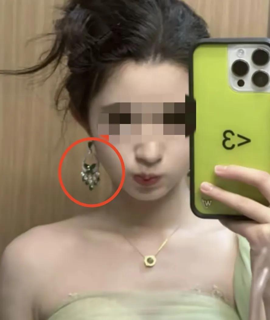 黄某某天价耳环是假的，是仿某大牌产品的玻璃饰品。今天关于“天价耳环”事件，相关部