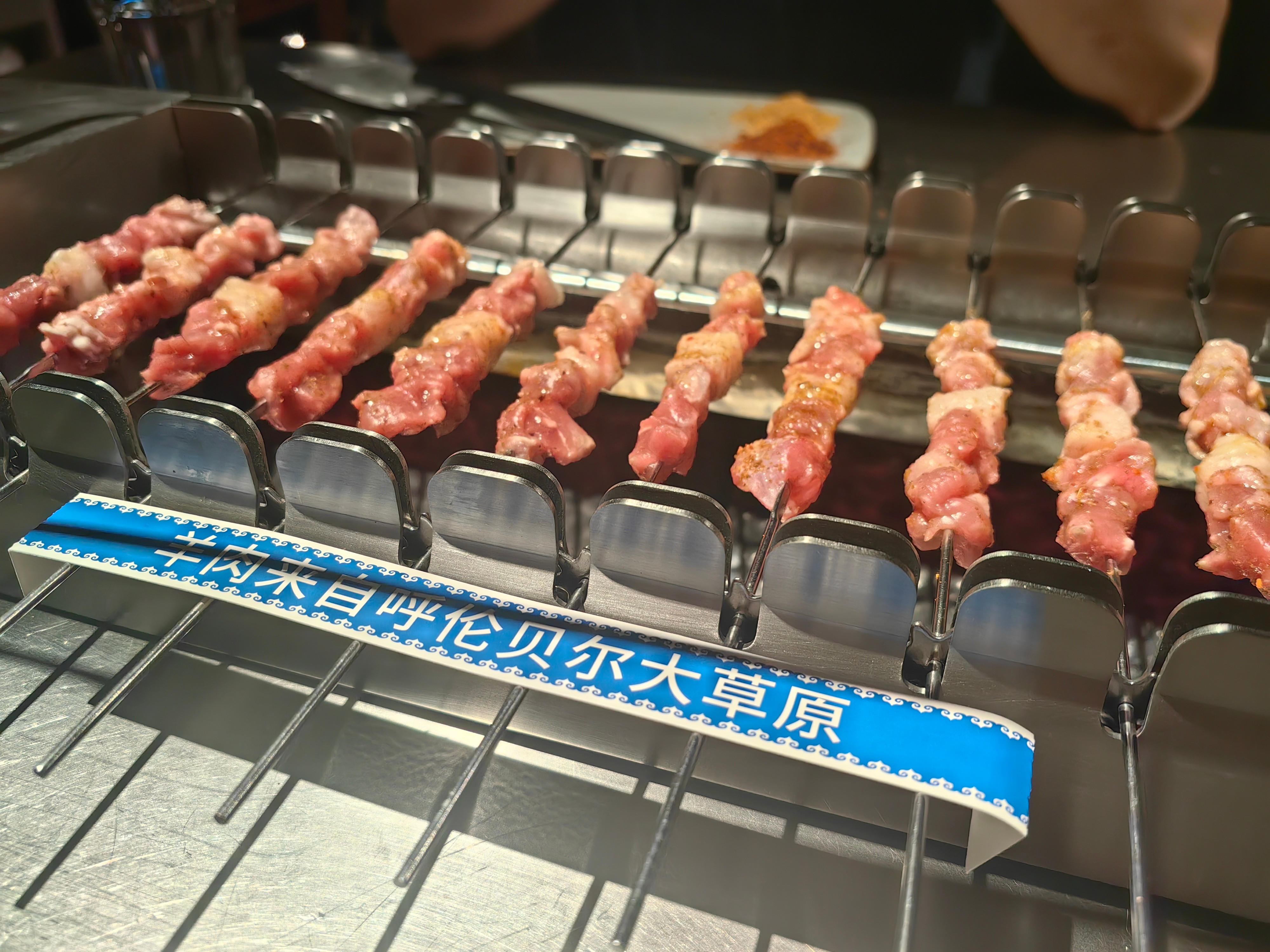 给小妞的庆功宴，手机先吃​​​