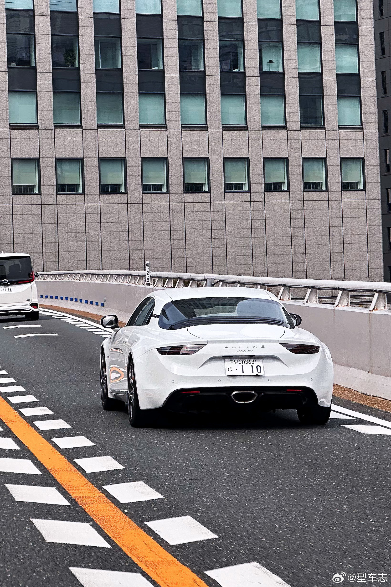 型车街拍偶遇AlpineA110GT，一吨出头的小跑车。铝合金轻量化车身