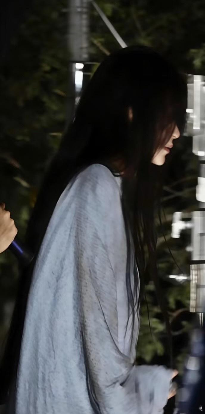 真瘦成一片纸了，好有破碎感