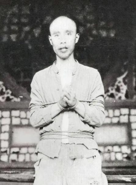 1907年，徐锡麟刺杀完恩师后被抓住处以极刑，临刑前清兵给他拍了张照片，徐锡麟看