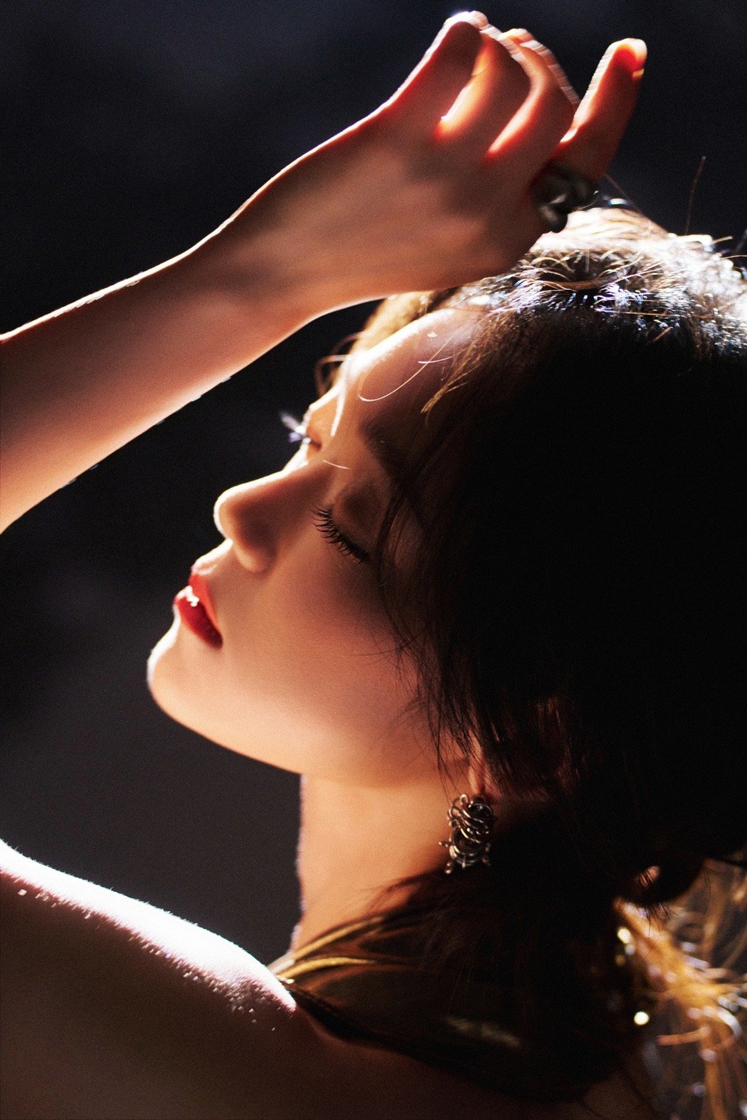 希林娜依高月光神女冷艳又甜美的神女！鎏金裙是月光碎片，红唇是暗夜亮色，手持烛火的