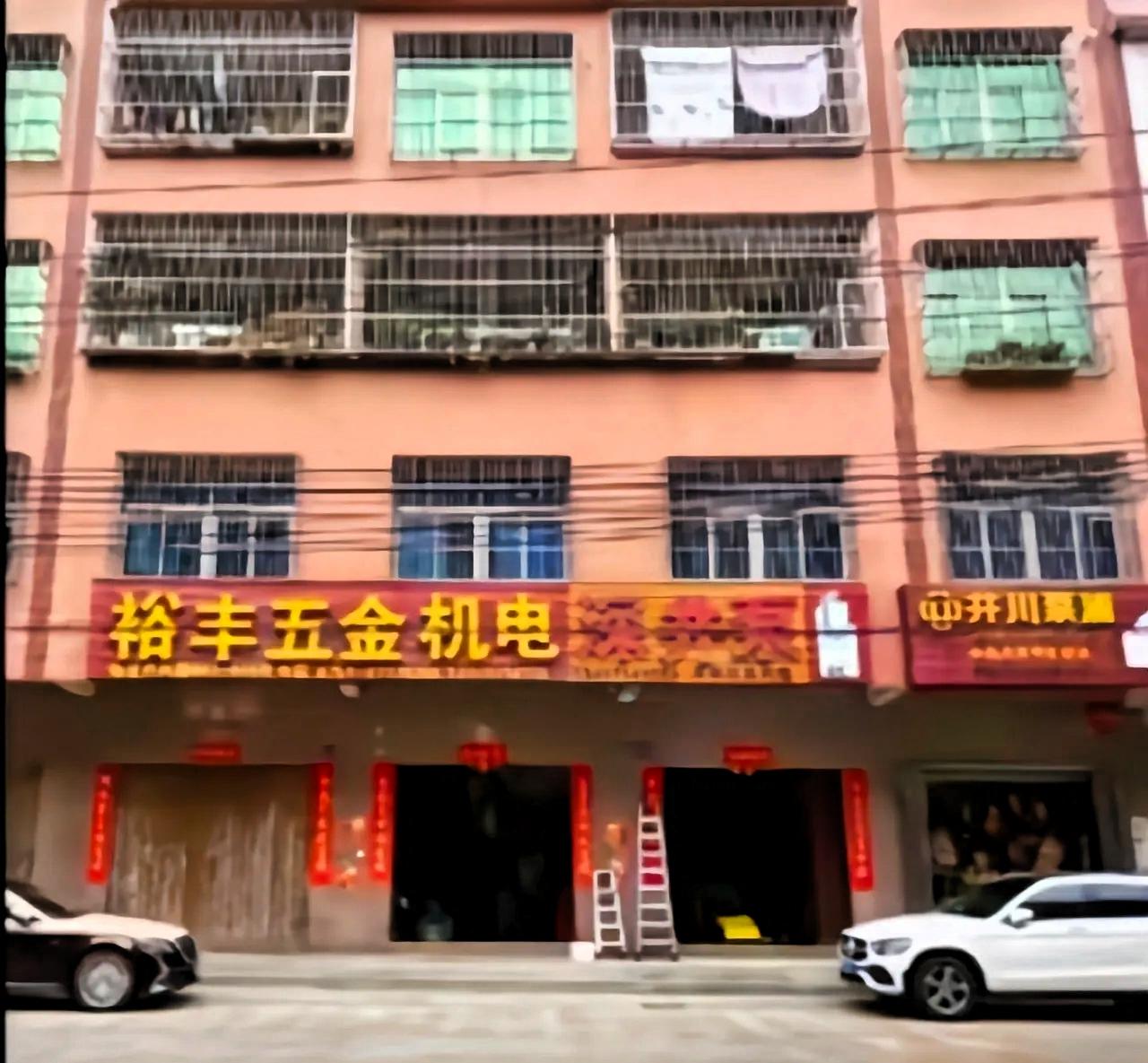 看了汕头起大火的四层房子，才知道为什么一楼起火，全家12口都没逃掉了不是