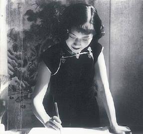 1927年，上海三大美女之一的国画家周炼霞结婚，婚后十分幸福。不料有一天丈夫出差