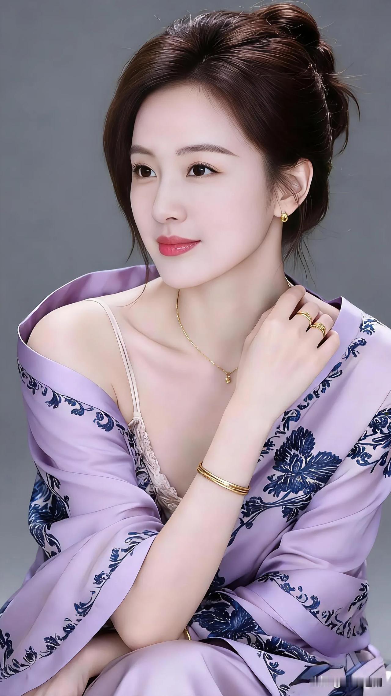 💜浅紫底纹晕开青花，慵懒的露肩姿态里藏着温柔的锋芒，在简约的灰调背景下，自成