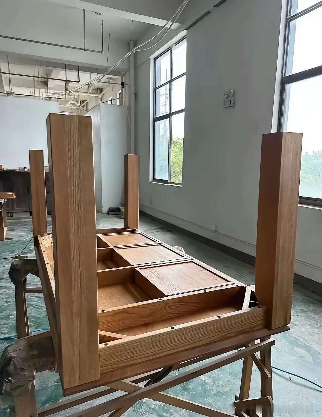 原来苹果店里面的桌子这么贵啊