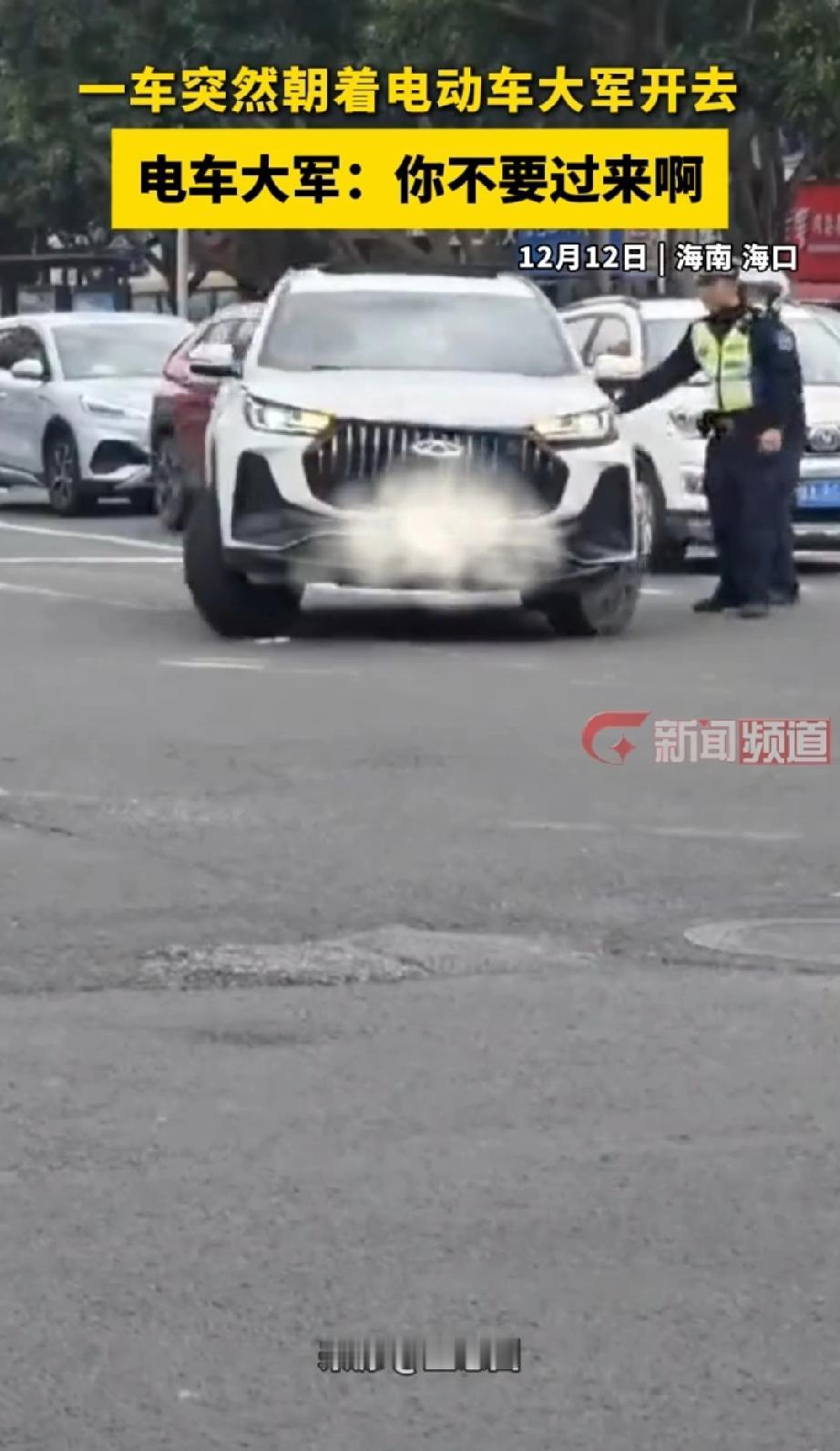 海口深夜的路口惊魂一幕，真的看得人后背发凉！轿车闯红灯猛撞正常过绿灯的电动车