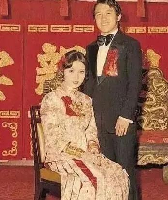 1973年曾志伟听着妻子王美华在产房里的哀嚎声气的火冒三丈，推开门就怒骂