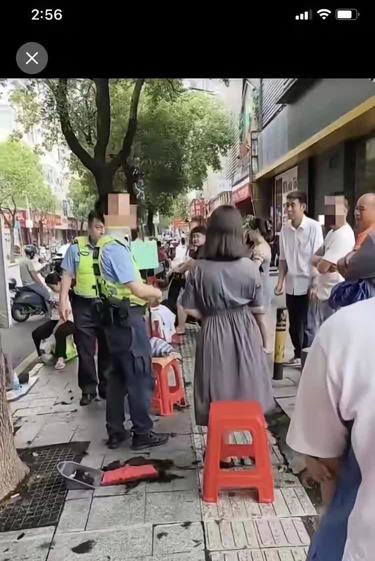 林子大了什么鸟🐦都有！下班路过深圳一女子选择户外10元理发，剪完头发后嫌丑引发